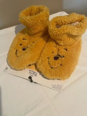 Disney Winnie the Pooh Women’s Fuzzy Babba Bootie Slipper Socks